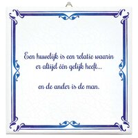 Spreuktegel - Een huwelijk is een relatie waarin er altijd een gelijk heeft en de ander is de man