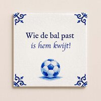 Delfts blauw tegeltje &ndash; Wie de bal past is hem kwijt!