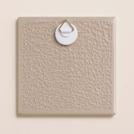 Delfts blauw tegeltje &ndash; Wie de bal past is hem kwijt!