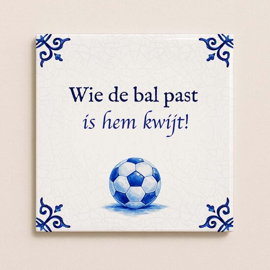 Delfts blauw tegeltje &ndash; Wie de bal past is hem kwijt!