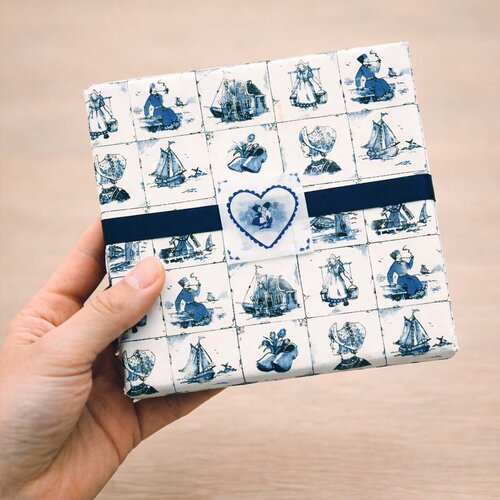 Delfts blauw tegeltje – Wie de bal past is hem kwijt!